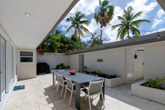 Pineapple Village 3800 - Image 1