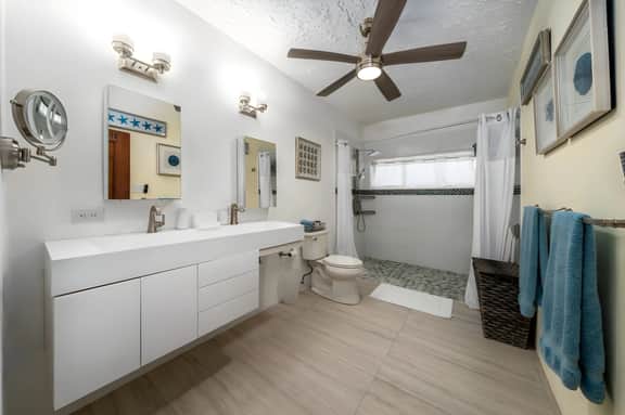 Skyline Sunshine 3BR - Image 4